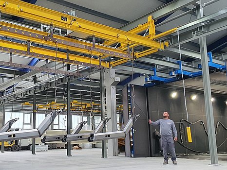 [Translate to Englisch:] Wir liefern neben der Anlagentechnik auch die optimale Fördertechnik für Ihr Oberflächenzentrum