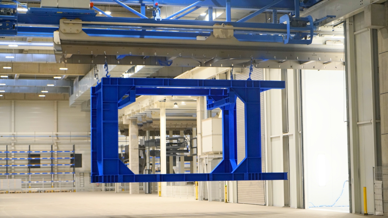 When it comes to heavy loads: Electric overhead conveyors tailored to your surface technology