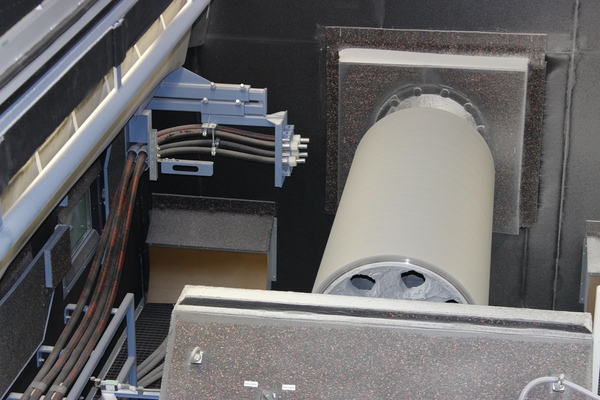 Druckstrahlautomat mit vier Strahldüsen für das Strahlen von Walzen