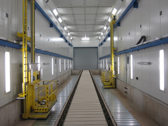 Lifting platforms in a rolling stock vehicle paint spraying booth