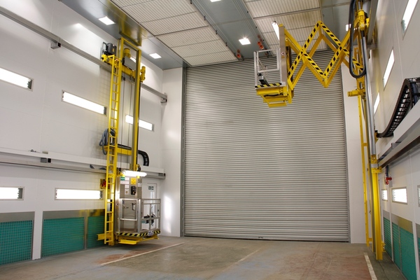 Paint spraying booth with sidewall extraction and lifting platforms