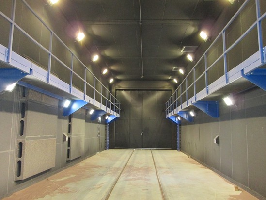 Blastroom for rolling stock vehicles with side platforms