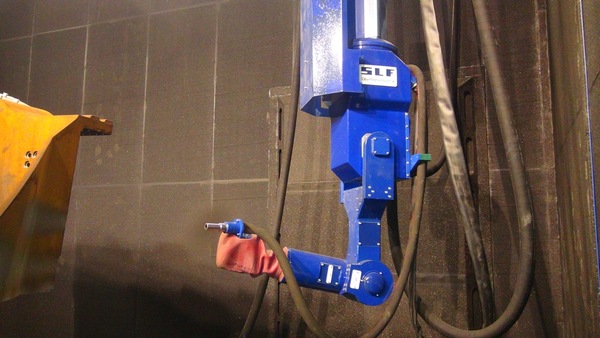 Blastroom with media blast robot for large workpieces