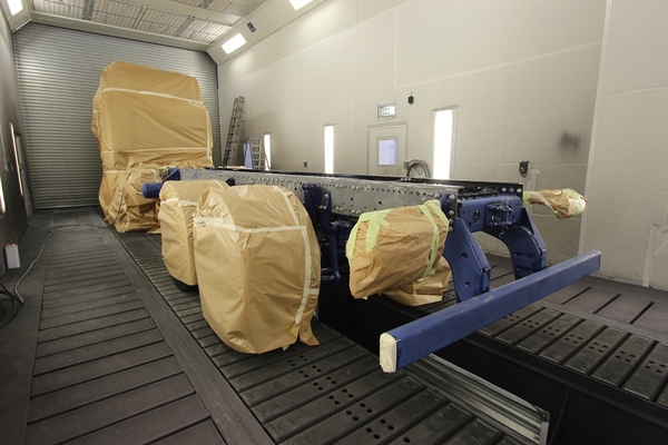 Combined paint spraying and drying cabin for utility vehicles with foundation pits