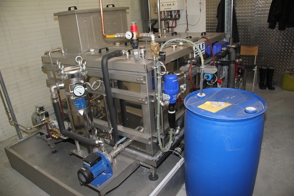 Process water treatment as addition to cleaning booths