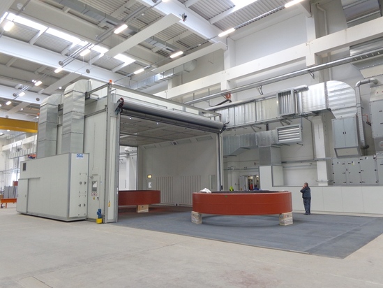 Movable paint spraying booths with sidewall extraction and three docking stations