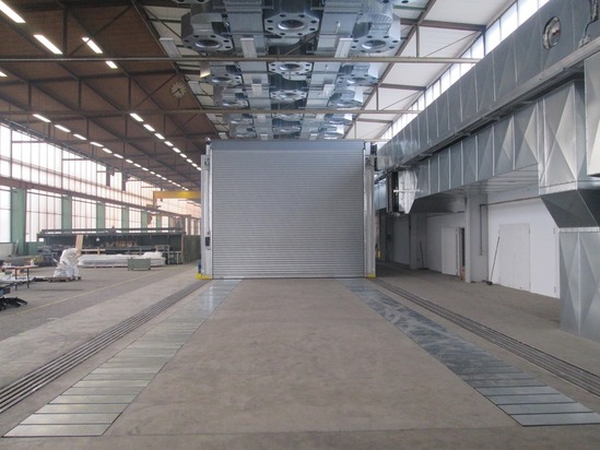 Open-space paint spraying system with double floor suction