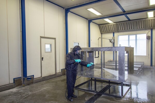 Telescopic cleaning booth