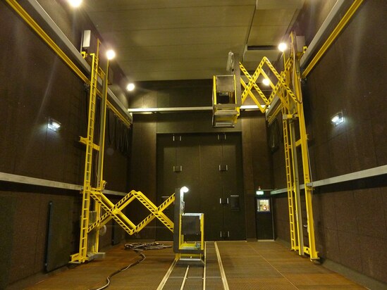 Extended scissors-type lifting platforms in a blastroom