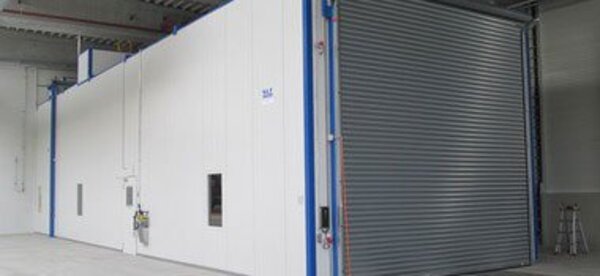 Secador de pintura con puerta enrollable para vehículos industriales