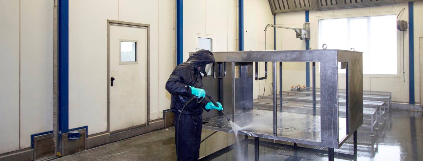 Washing boots with high-pressure cleaning technology from SLF Oberflächentechnik GmbH